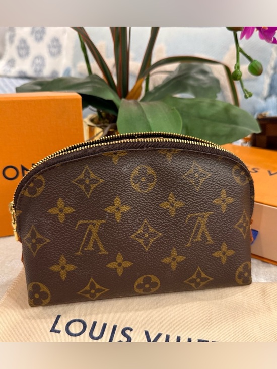 Louis Vuitton Handbags - Louis Vuitton Monogram Cosmetic Pouch - EUC!